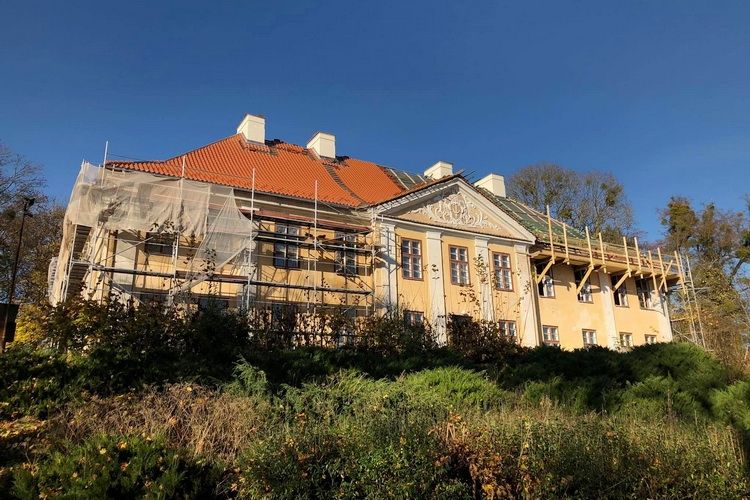 Powiat Olsztyński wspiera remont pałacu biskupiego w Smolajnach