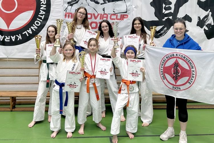 Medale olsztyńskich karateków w Piasecznie