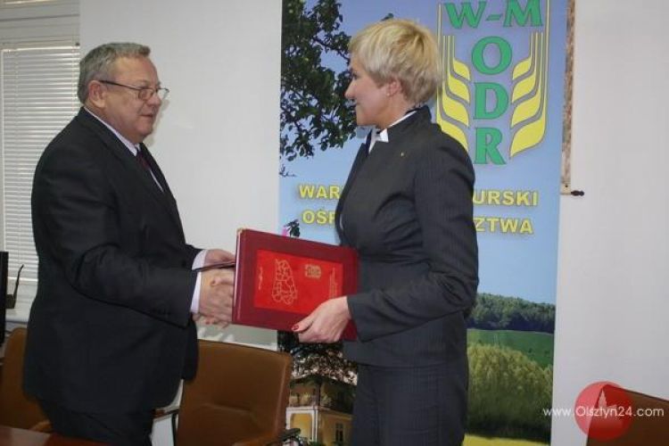 Doradza, informuje i szkoli