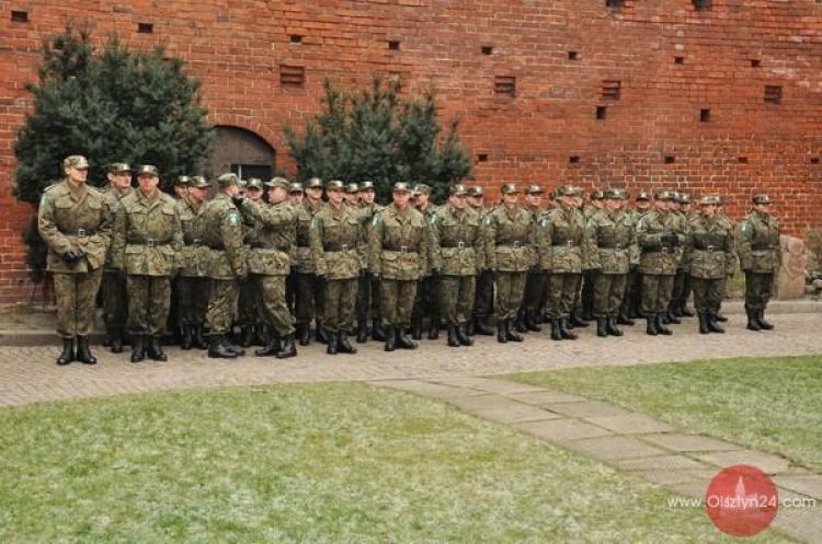 Strażnicy graniczni ślubowali na zamkowym dziedzińcu