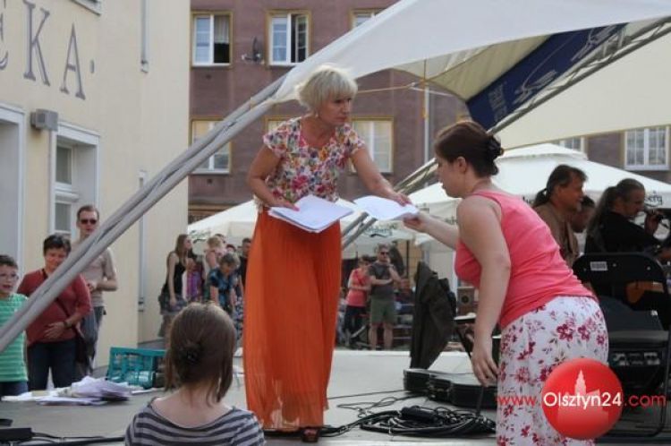 Śpiewanie z Czerwonym Tulipanem