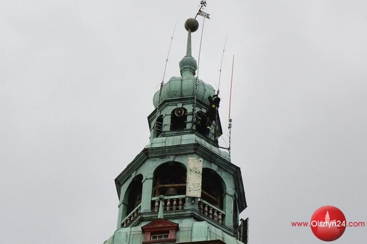 Iglica ratuszowej wieży uszkodzona - główne wejście do Urzędu Miasta zamknięte
