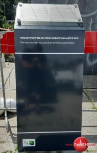 Tablica informacyjna powstaje przed budzącym kontrowersje monumentem w Olsztynie