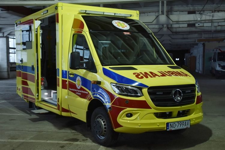 Nowy ambulans do transportu noworodków przekazany przez marszałka 