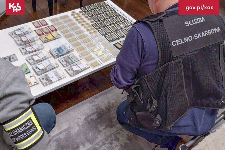 KAS i Straż Graniczna rozbiły gang handlujący ludźmi. Ośmioro zatrzymanych, milionowe zabezpieczenia