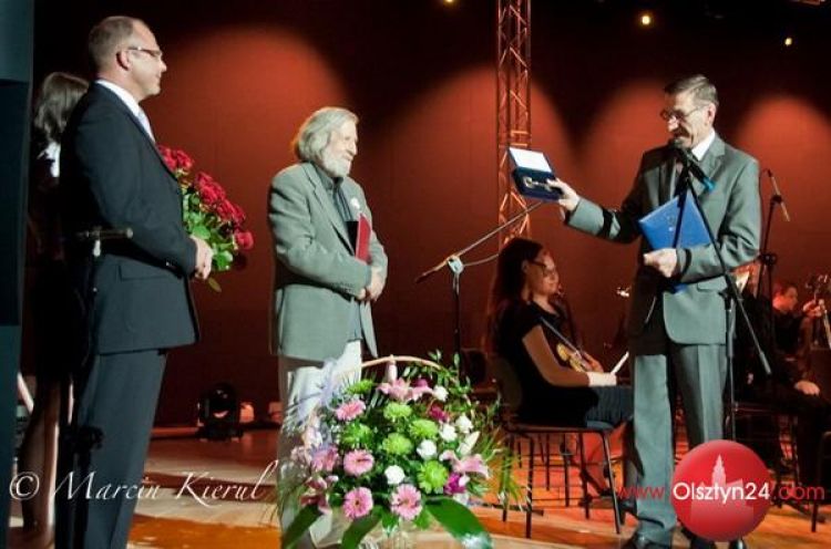 Jerzy Satanowski z medalem za zasługi dla województwa i kluczami do bram Olsztyna