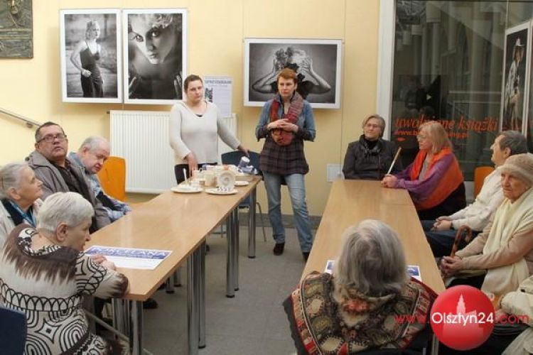 Dziś niewidomi poznawali artystyczną porcelanę  