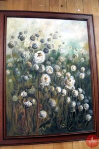 Jest ciepły wiatr, który bawi się trawami