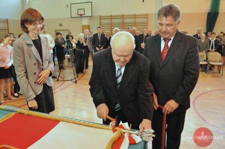 Sztandar i nagrody na miejskich obchodach Dnia Edukacji Narodowej