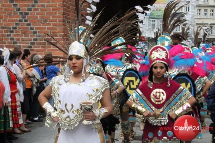 Parada zespołów i koncert otwarcia na początek Dni Folkloru w Olsztynie