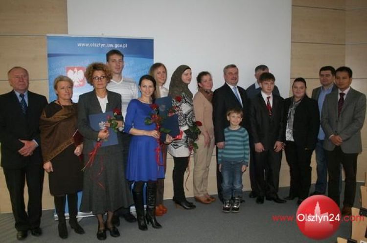 Wojewoda wręczył kolejne w tym roku akty nadania obywatelstwa polskiego