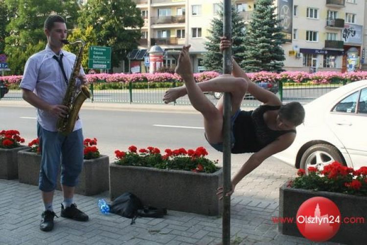 Taniec na rurze w rytm jazzu w środku miasta?