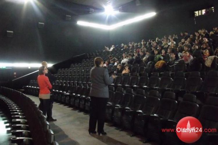 Olsztyńscy policjanci spotkali się uczniami w „Kinie na temat”