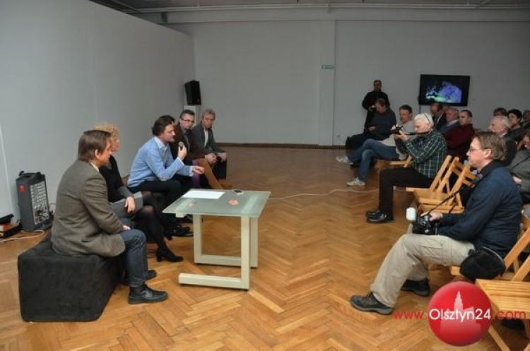 Czy? Jak? - pamiętać o pomnikach? dyskutowano na finisażu wystawy „Kult pamięci!...” w BWA