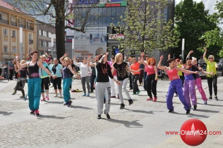 Aktywni! tańczyli zumbę przed ratuszem