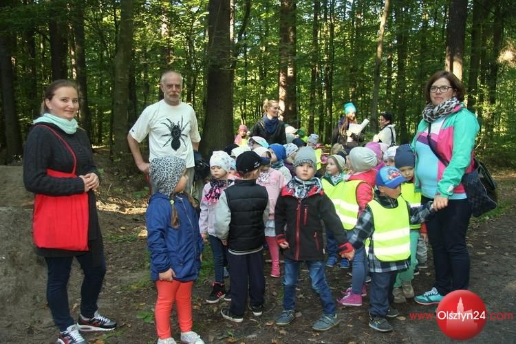Przedszkolaki i młodzież na edukacyjnym rajdzie z Uniwersytetem Nowoczesnego Obywatela