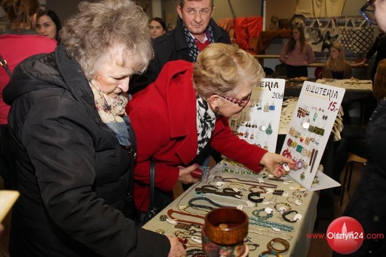 Przedświąteczny kiermasz już po raz drugi zorganizowano w Instytucie Sztuk Pięknych UWM