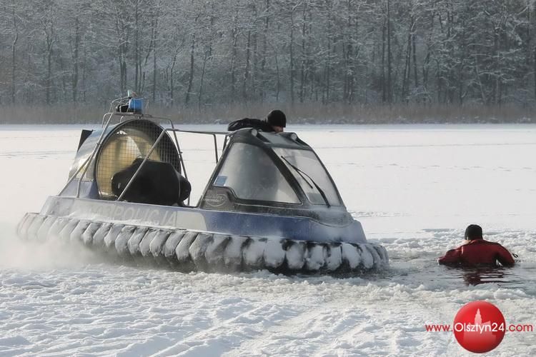 Ratowniczy pokaz nad jeziorem Limajno