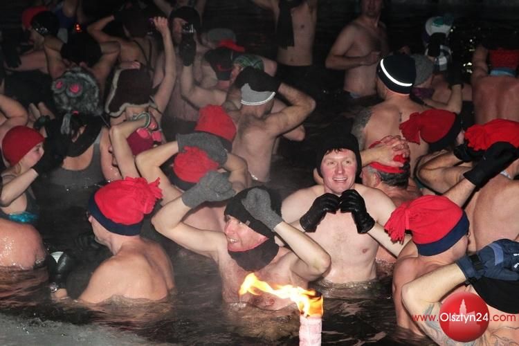 Kąpiący się... przy pochodniach