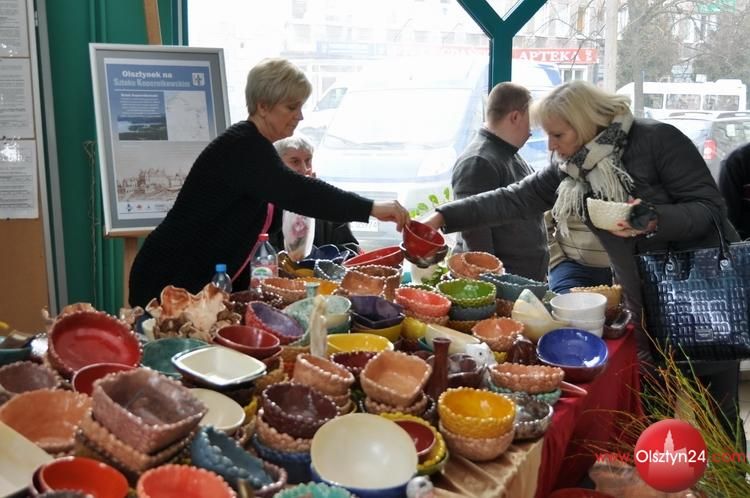Podopieczni DPS w Grazymach oferowali swoje wyroby na kiermaszu wielkanocnym w starostwie 