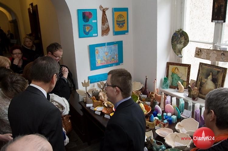 „Jesteśmy wyjątkowi”. Wystawę prac podopiecznych ZPE otwarto w olsztyńskim ratuszu 