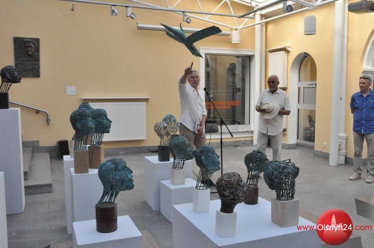 „Pokaz latania” Jerzego Juczkowicza prezentuje Galeria Stary Ratusz WBP