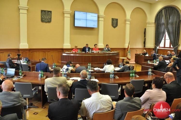 Aquasfera we wrześniu częściowo zamknięta. Dach pływalni wymaga naprawy