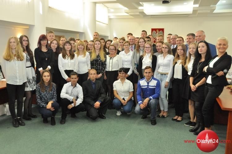 Młodzież z powiatu odebrała dzisiaj stypendia  