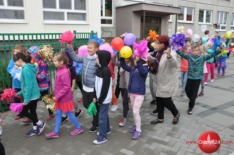 Paradami przedszkolaków i uczniów rozpoczęto obchody jubileuszu 50-lecia przyłączenia Dajtek do Olsztyna