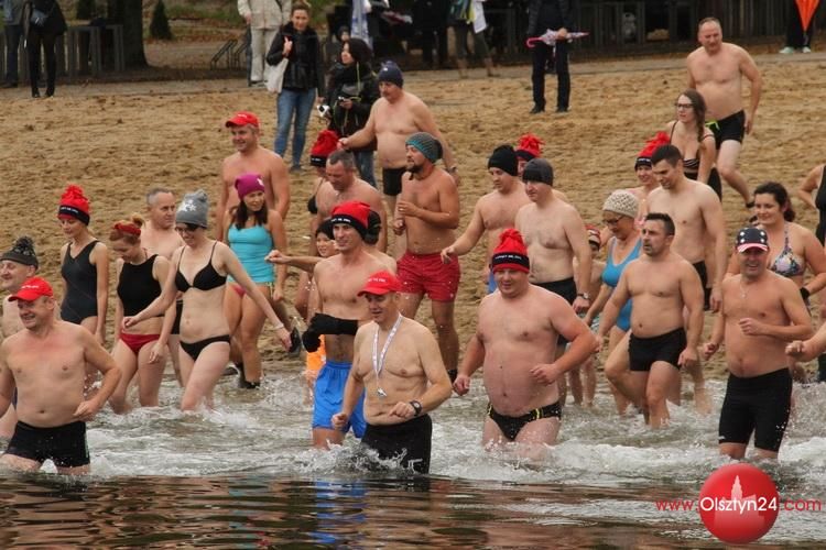 Kąpiący się zimą rozpoczęli siódmy sezon zimowych kąpieli