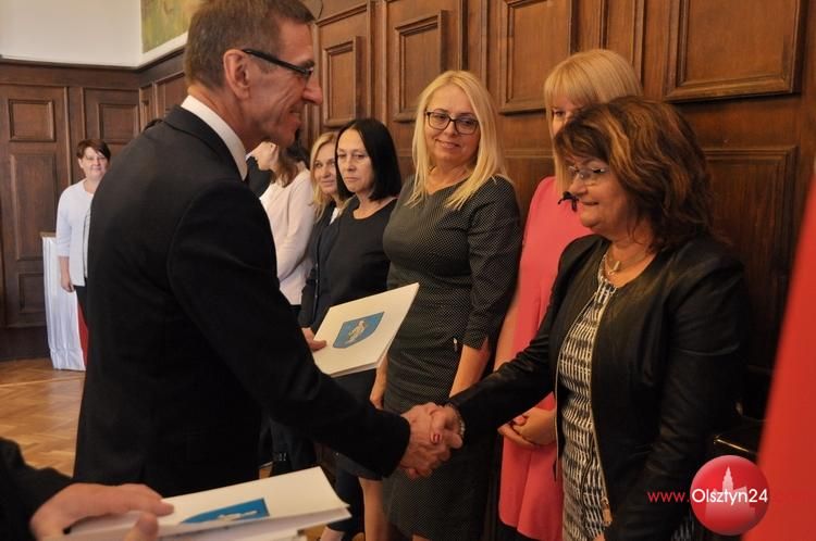 Władze miasta nagrodziły pracowników oświaty w dniu ich święta