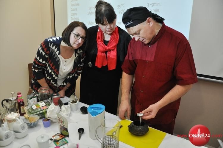 Pedagodzy z ZSGS poznawali tajniki parzenia herbaty z Jerzym Czaplą