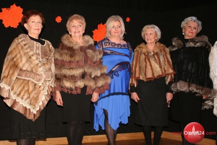 Seniorki w koronkach na wybiegu