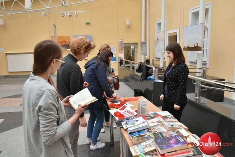Książkowe rosarium z okazji Światowego Dnia Książki i Praw Autorskich w WBP