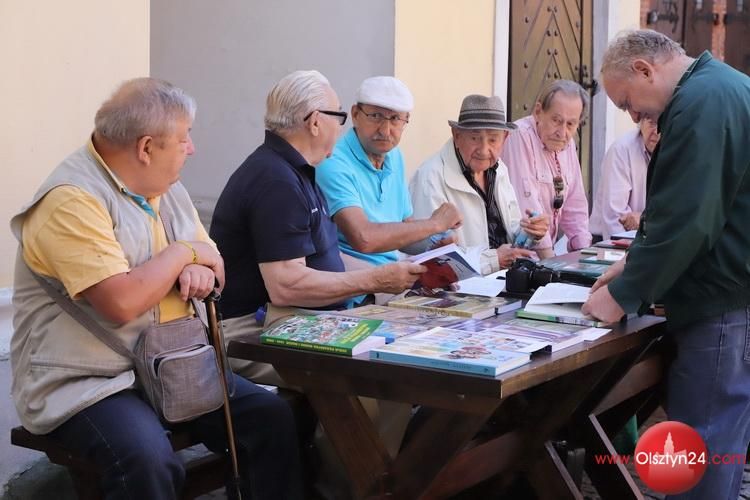 Majówkę z książką zorganizowali... dziennikarze