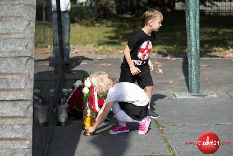 Kwiaty i znicze dla uczczenia Sybiraków w Olsztynie