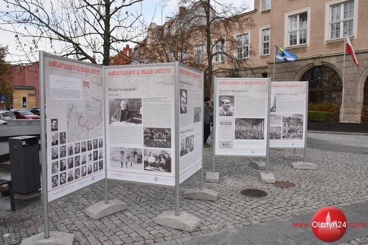 „Bohaterowie Plebiscytu” przed olsztyńskim ratuszem