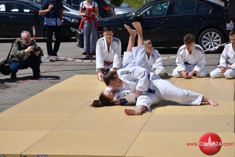 Sportowcy zorganizowali młodym pacjentom Dzień Dziecka