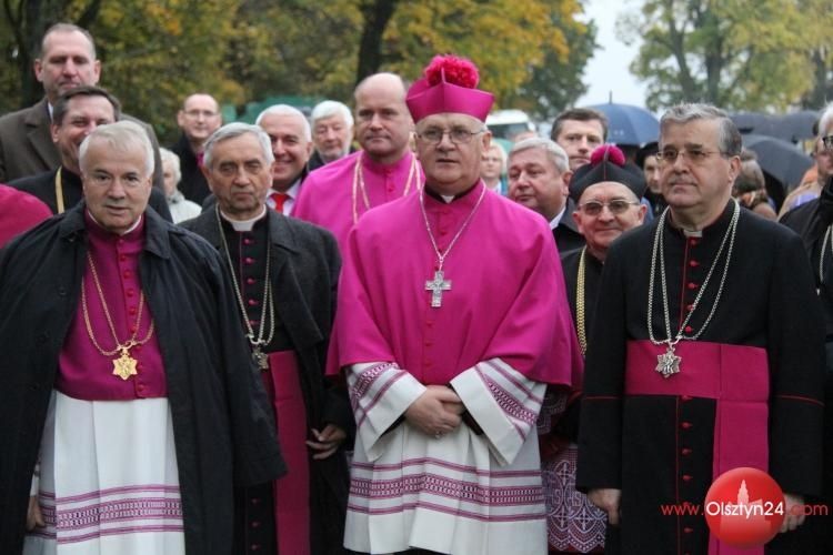 Warmia powitała nowego arcybiskupa. Przy Wrotach Warmii w Bałdach.