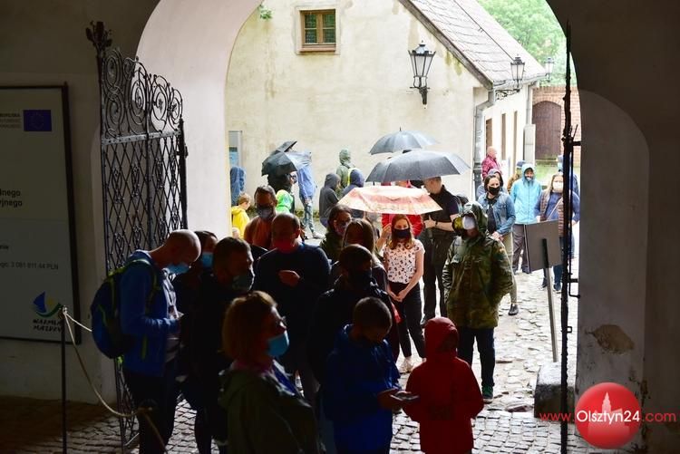 Deszczowy wtorek przyciągnął tłumy do olsztyńskiego zamku