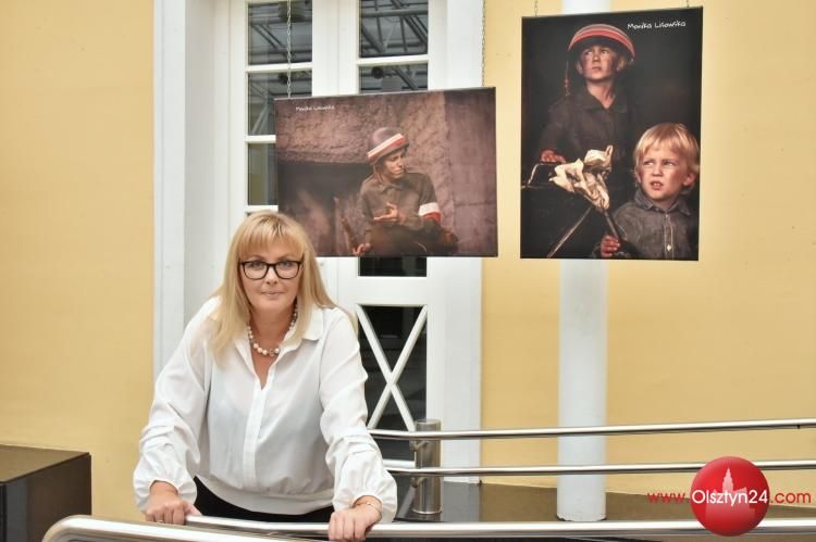 Wystawa „Sierpniowe Portrety okiem Moniki Lisowskiej” została otwarta w Starym Ratuszu