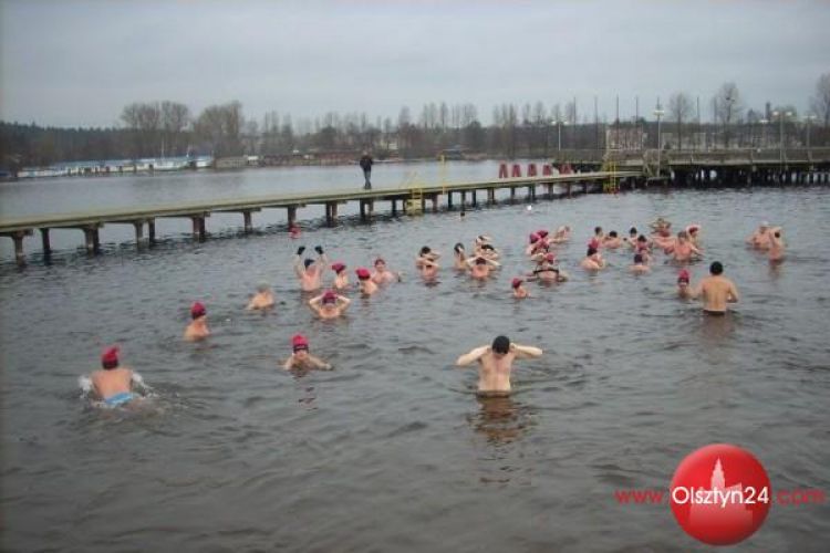 Ludzie kąpiący się zimą