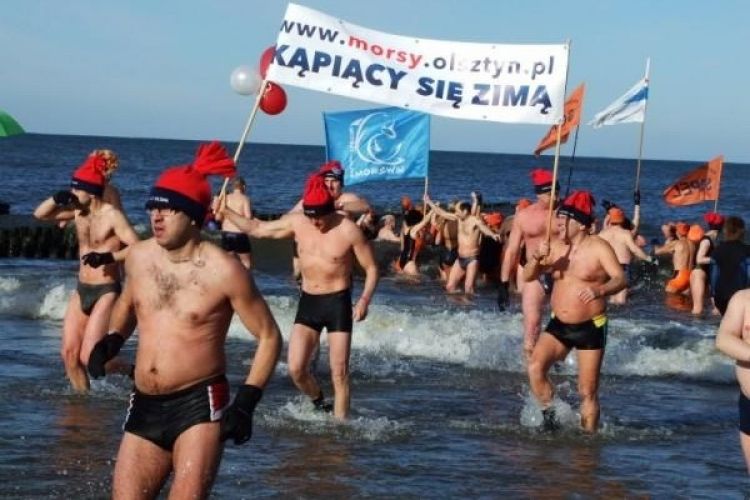 „Kąpiący się zimą” pluskali się w morzu