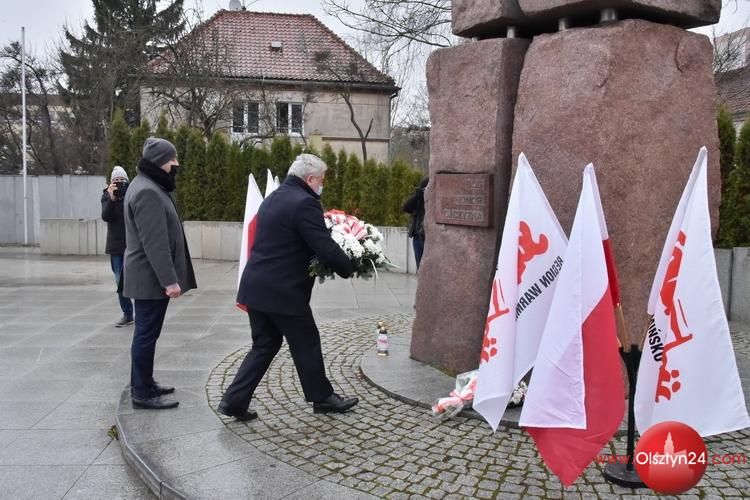 Kwiaty i znicze dla ofiar stanu wojennego