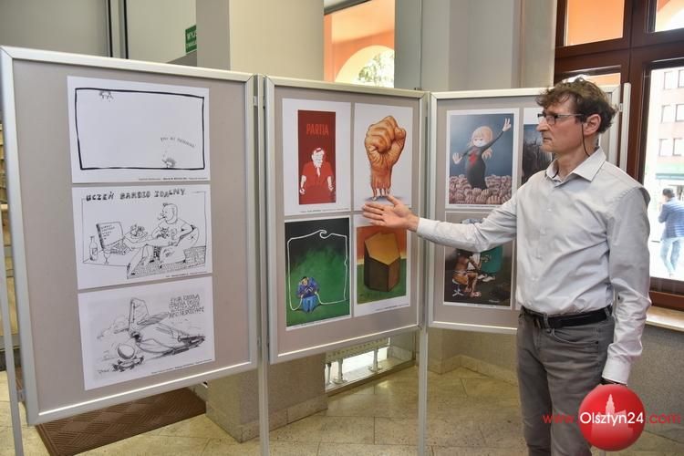 Pokonkursowa wystawa III edycji Konkursu na rysunek prasowy im. Aleksandra Wołosa prezentowana jest w WBP