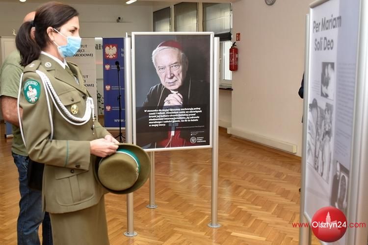 Wystawa poświęcona kardynałowi Wyszyńskiemu prezentowana jest w Urzędzie Wojewódzkim
