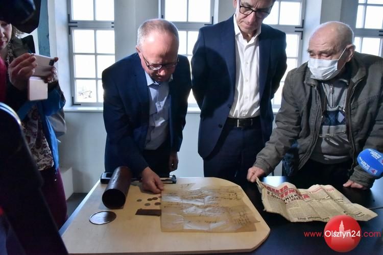 Silny wiatr doprowadził do znalezienia kapsuły czasu w ratuszowej wieży. Została oficjalnie otwarta
