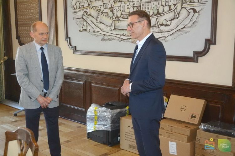 GUS przekazał Olsztynowi laptopy