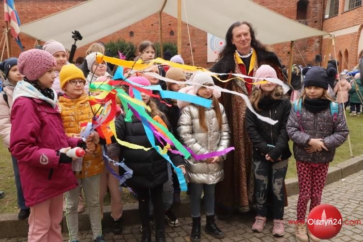 Przedszkolaki i uczniowie powitali wiosnę na dziedzińcu olsztyńskiego zamku