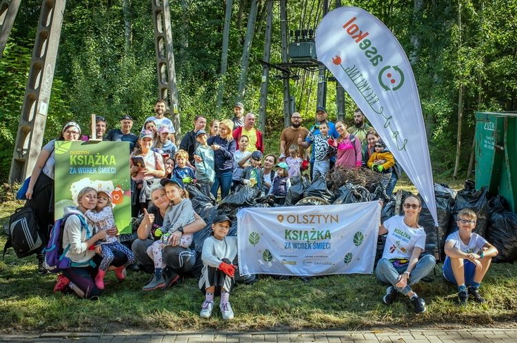 Zebrali śmieci szpecące olsztyński las. Nagrodzono ich książkami